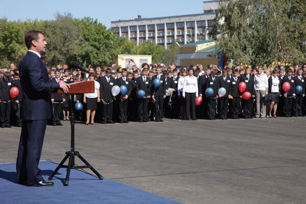 Президент РФ Д.Медведев посетил Оренбургское президентское кадетское училище