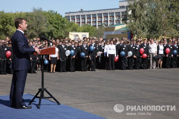 Президент РФ Д.Медведев посетил Оренбургское президентское кадетское училище