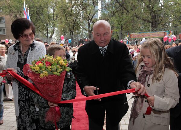 Мэр Москвы Юрий Лужков открыл новое здание школы №56