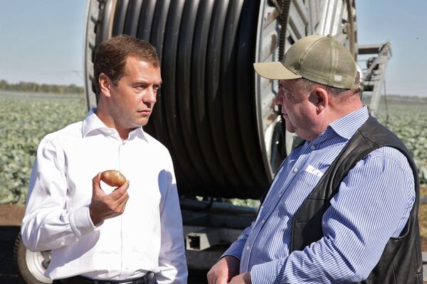 Президент РФ Д.Медведев и директор агрофирмы Промышленная Виктор Голодников