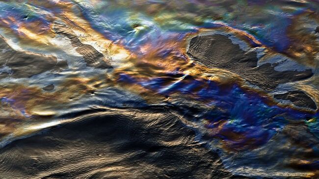 Тонкая нефтяная пленка на воде