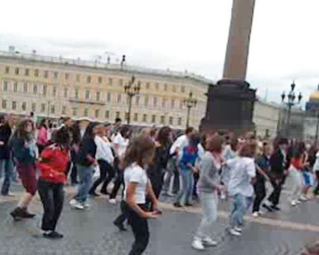 Фанаты Джексона станцевали под Black or White на Дворцовой площади