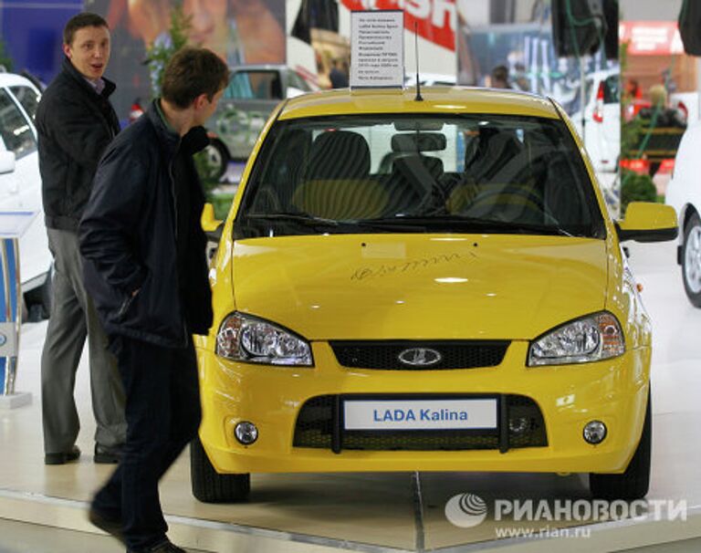 Автомобиль Lada Kalina Sport, на котором В.Путин проехал по трассе Амур, представлен на стенде АвтоВАЗа на Московском автосалоне