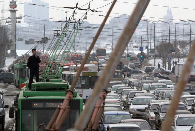 Автомобильные пробки в центре города. Архив