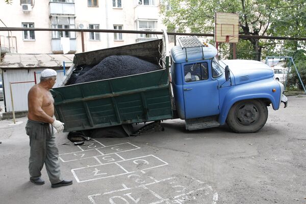 Провал грунта под грузовиком в Краснодаре