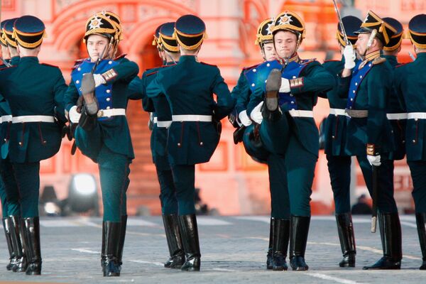 Репетиция фестиваля военно-музыкальных оркестров Спасская башня прошла на Красной площади в Москве