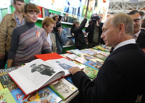 Премьер-министр РФ Владимир Путин посетил книжную ярмарку на ВВЦ