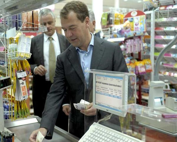 Медведев лично проверил цены в продуктовых магазинах и на рынках