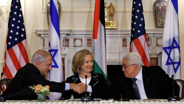 Премьер Израиля Биньямин Нетаньяху, госсекретарь США Хилари Клинтон и глава ПНА Махмуд  Аббас во время переговоров в Вашингтоне