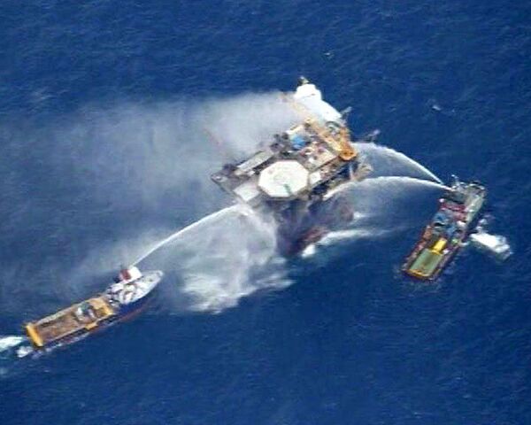 Пожар на вышке в Мексиканском заливе тушили с кораблей и вертолетов