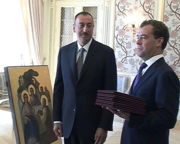Медведев получил в Азербайджане иконы и степень почетного доктора 