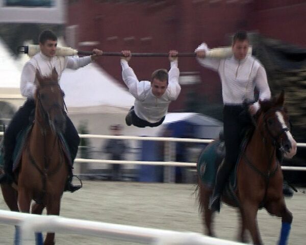 Акробатические трюки на лошадях показали курсанты на Красной площади