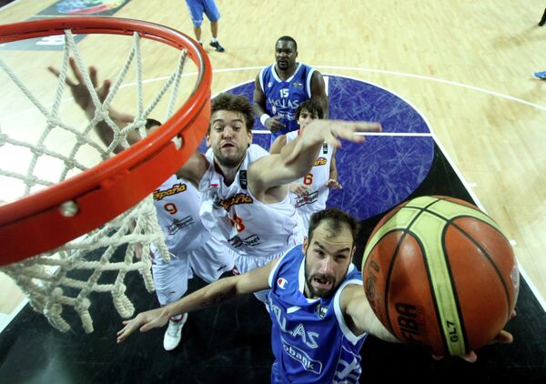 Игровой момент матча Чемпионата мира по баскетболу между сборными Испании и Греции