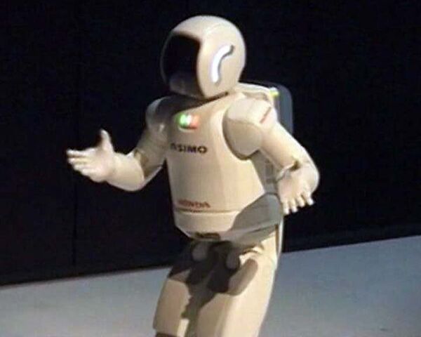Робот ASIMO умеет танцевать и подавать кофе