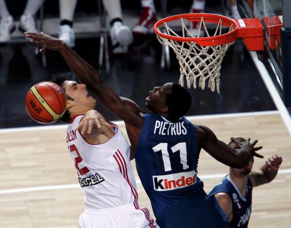 Игровой момент матча Чемпионата мира по баскетболу между сборными Турции и Франции