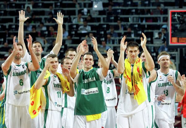 Баскетболисты сборной Словении после победы в матче против австралийцев на чемпионате мира