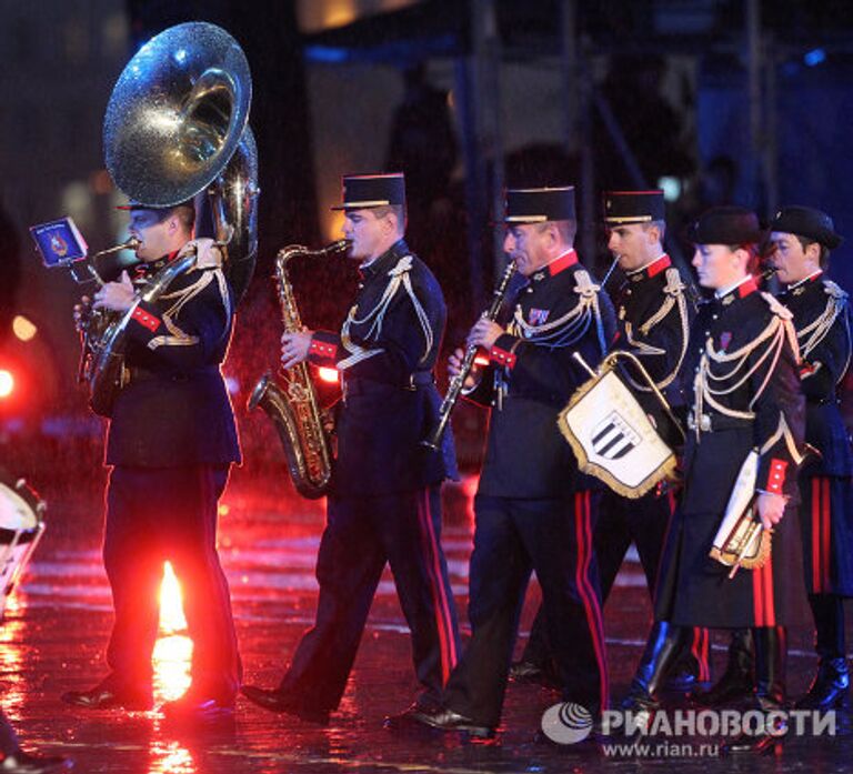 Участники Международного военно-музыкального фестиваля Спасская башня из Франции