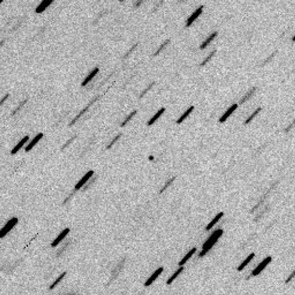 Астероид 2010 RF12 (в центре)