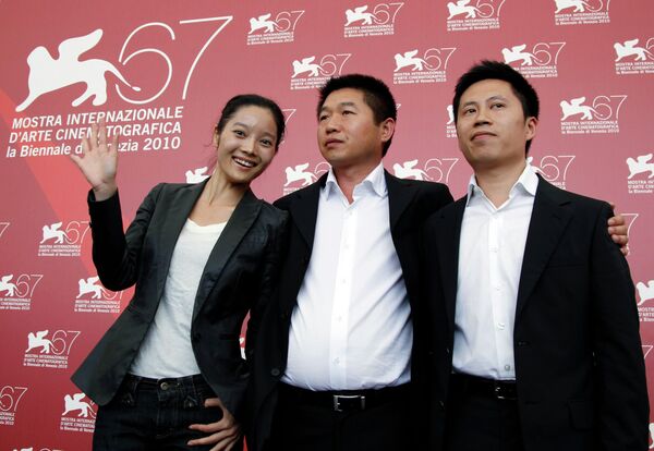 Китайский режиссер Вань Бинь (в центре) и актеры фильма Канава (The Ditch) на Венецианском кинофестивале