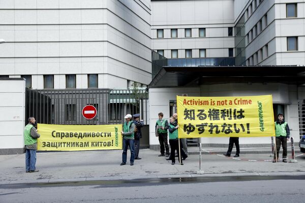 Активисты Гринпис России проводят акцию у посольства Японии в Москве  в поддержку японских экологов Юничи Сато и Тору Сузуки