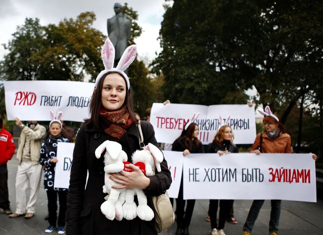 Акция протеста против роста тарифов в пригородных электричках. Архив