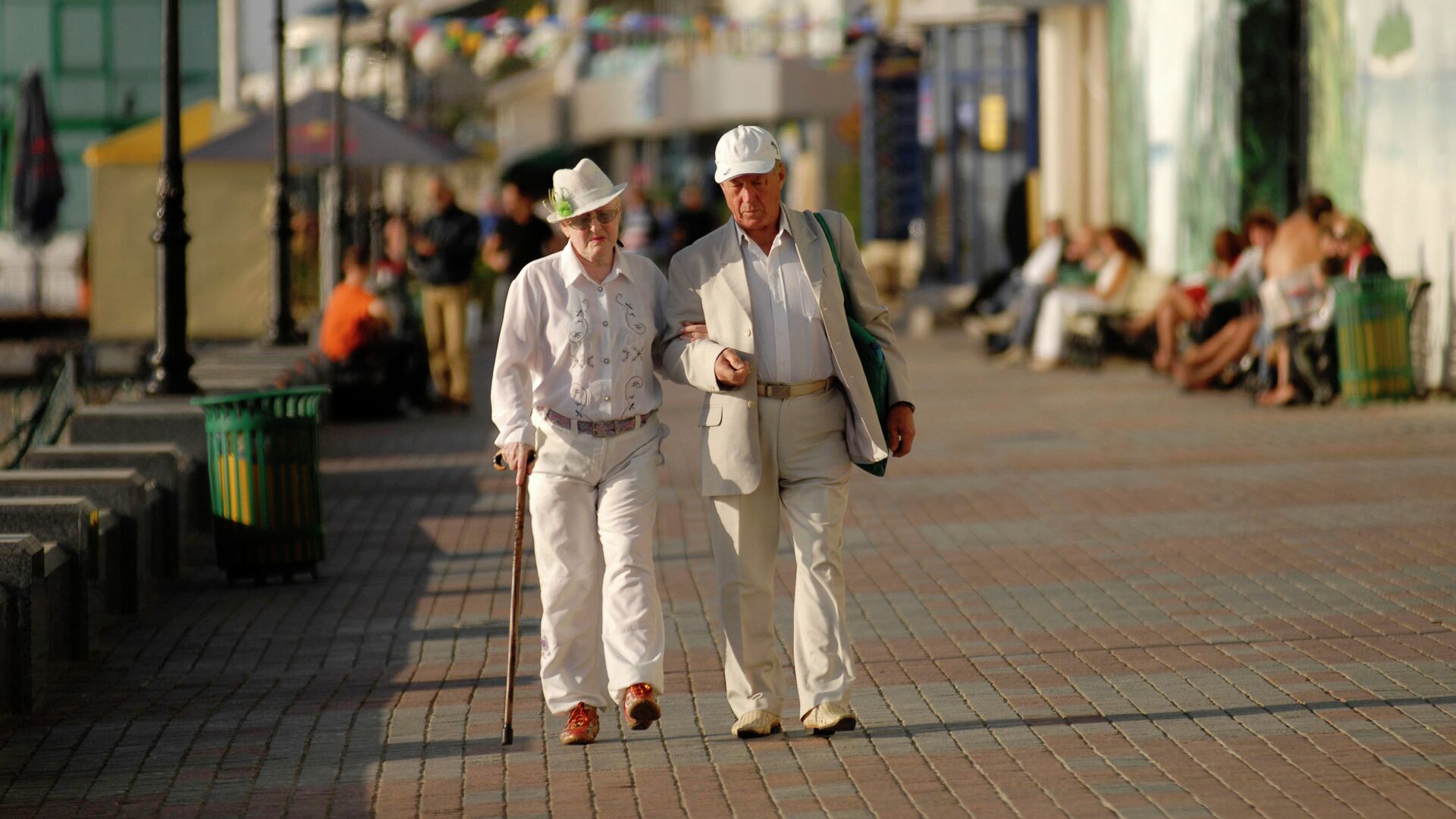 Пожилая пара прогуливается по набережной Сочи - РИА Новости, 1920, 13.02.2024
