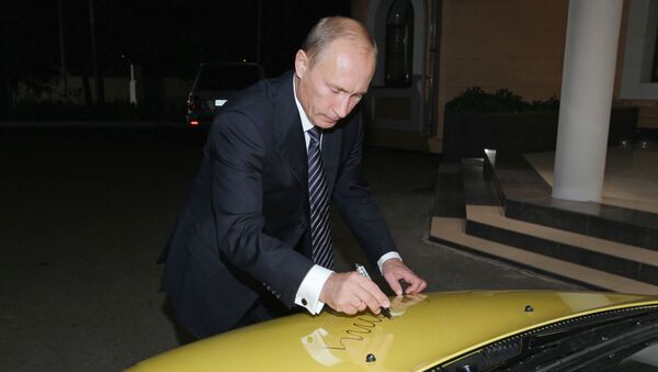 Владимир Путин оставил автограф на капоте автомобиля Лада Калина. Архивное фото