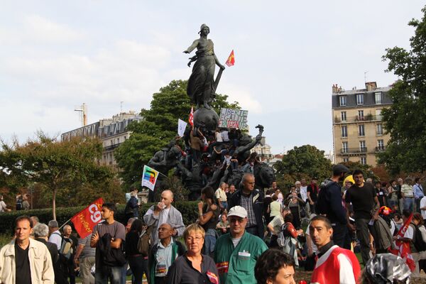 Республика хочет на пенсию / Республика против реформы / Манифестанты на статуе Триумф республики