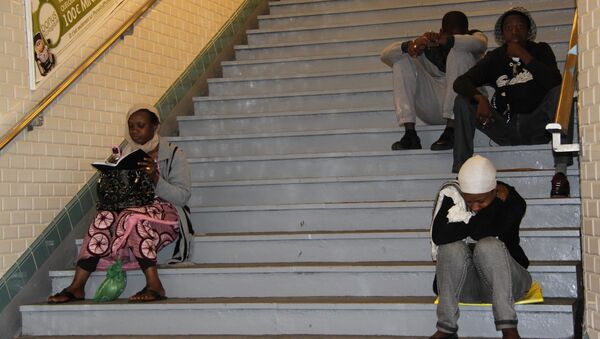 Люди в парижском метро в ожидании поезда. Архивное фото