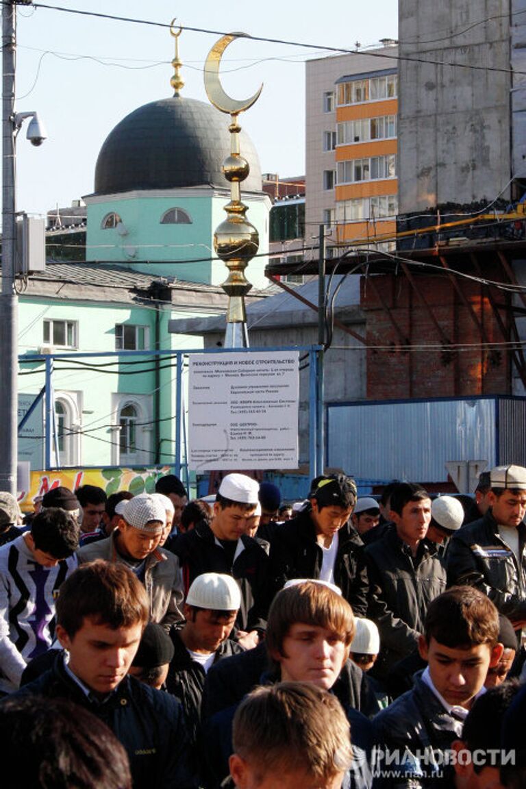 Празднование окончания священного месяца Рамадан в Москве