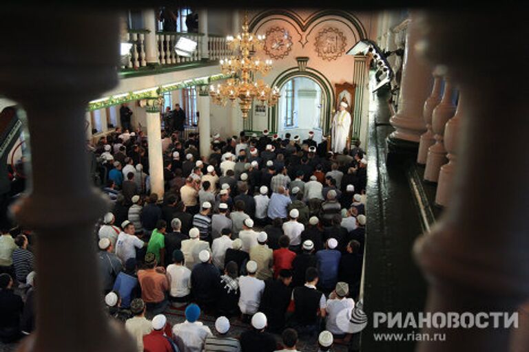 Празднование окончания священного месяца Рамадан в Москве