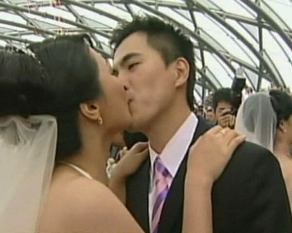 Более 300 человек на Тайване сыграли свадьбу в один день