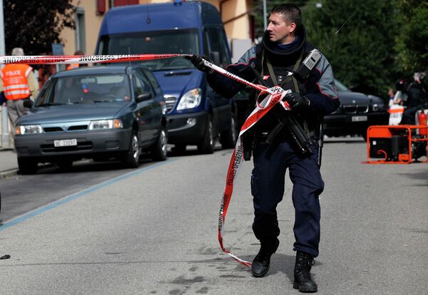 Операция швейцарских полицейских по нейтрализации пожилого гражданина, который забаррикадировался в своем доме в городе Биль (кантон Берн)