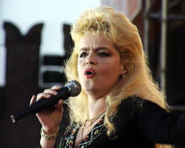 Лариса Долина выступает на Красной площади. 1992 год