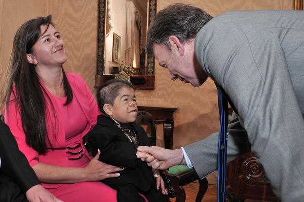 Президент Хуан Мануэль Сантос встретился с самым маленьким человеком в мире по версии книги рекордом Гиннеса колуммбийцем Эдвардом Ниньо