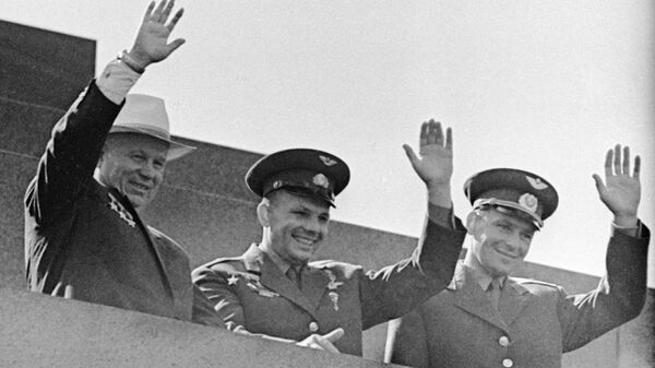 Титов, Гагарин и Хрущёв на демонстрации