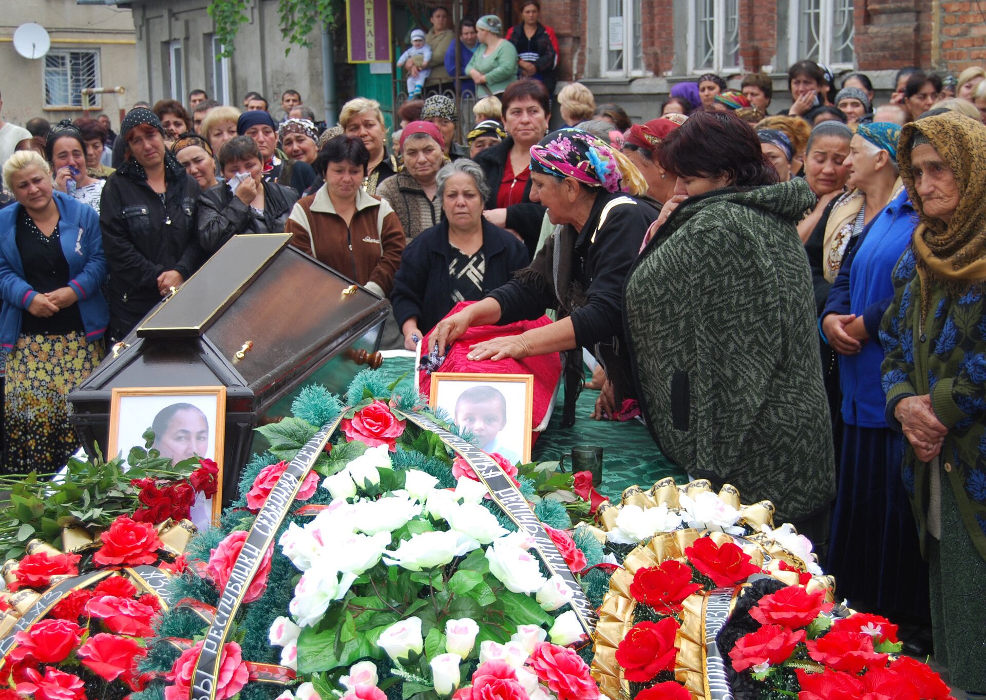 Прощание с погибшими в теракте. 9 Сентября 2010 Владикавказ теракт. Теракт на рынке во Владикавказе.