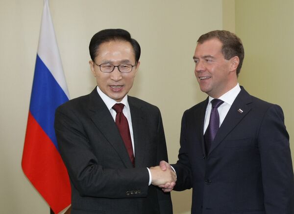 Президент РФ Д.Медведев во время встречи с президентом Кореи Ли Мен Баком. Архив.