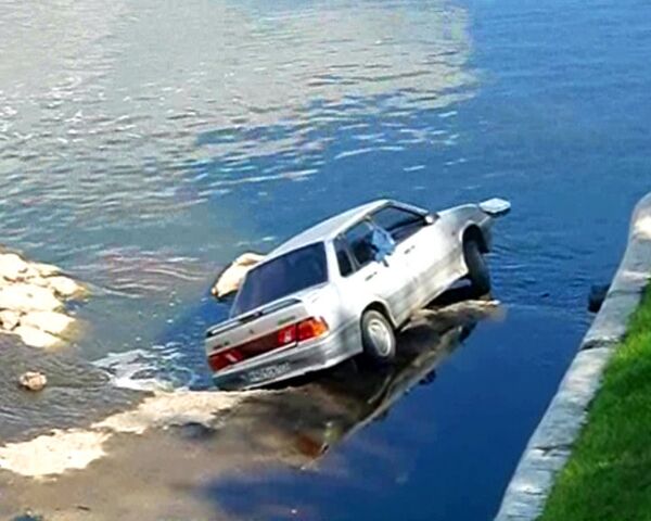 Автомобиль ВАЗ едва не утонул в Борисовских прудах в Москве