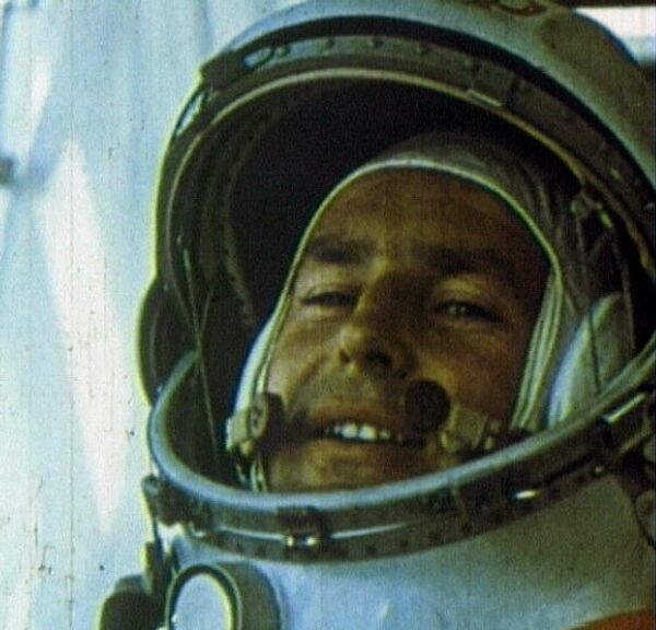 Герман Титов на корабле Восток-2 облетел вокруг Земли 17 раз. 1961 год