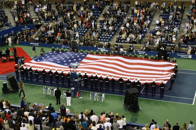 Зрители и организаторы турнира US Open почтили память жертв 11 сентября минутой молчания