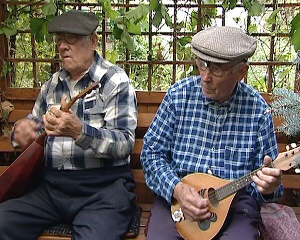Близнецы-долгожители отметили 90-летие игрой на балалайке и мандолине