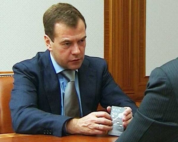 Медведеву показали первый российский 4G телефон