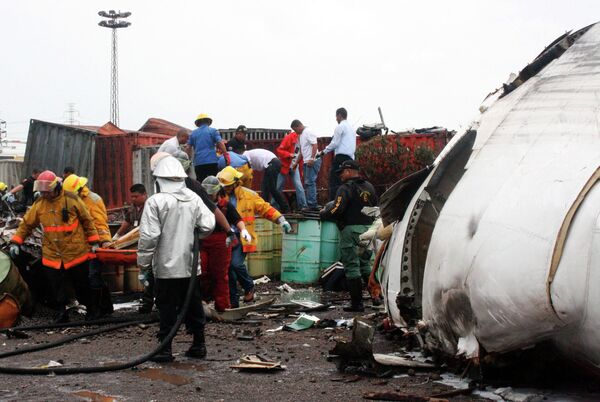 Самолет венесуэльской государственной авиакомпании Conviasa упал недалеко от города Пуэрто-Ордас на юго-востоке страны
