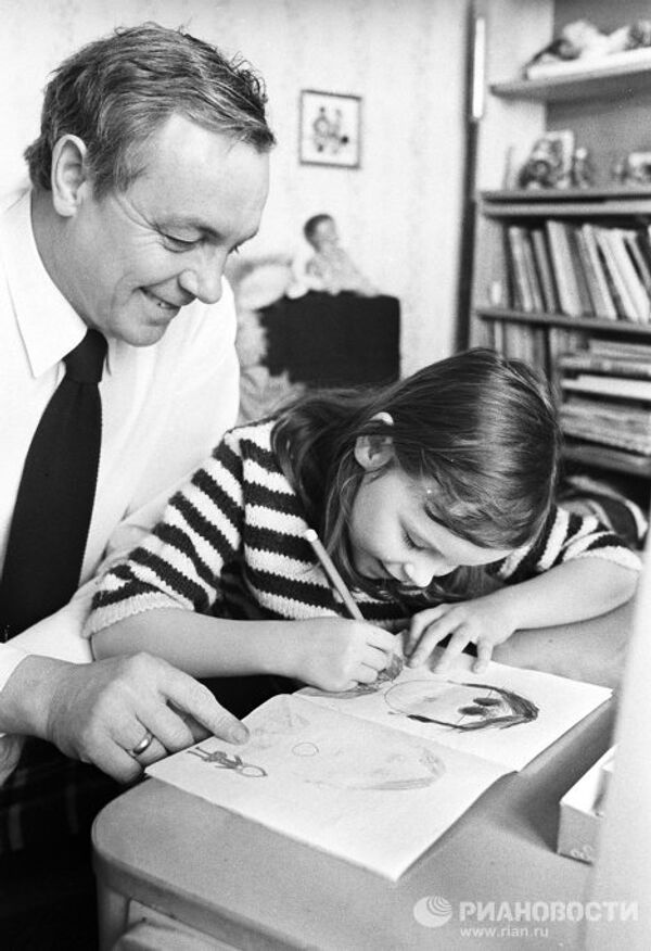 Артист Кирилл Лавров с дочкой Наташей у себя дома