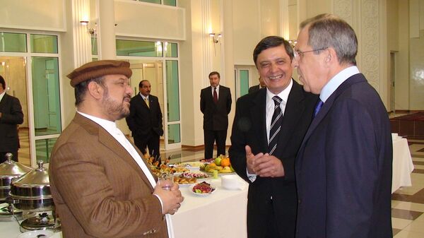 Первый вице-президент Афганистана маршал Мохаммад Касем Фахим (слева) в посольстве России в Кабуле