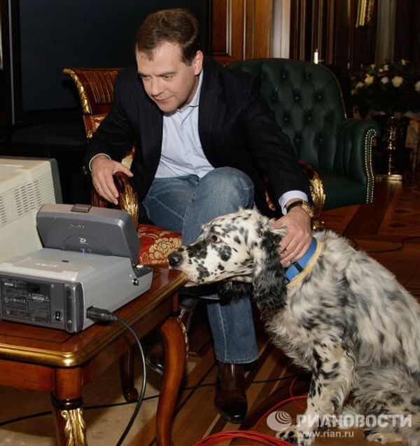 Президент РФ Д. Медведев записал свое первое видеобращение в Живом журнале