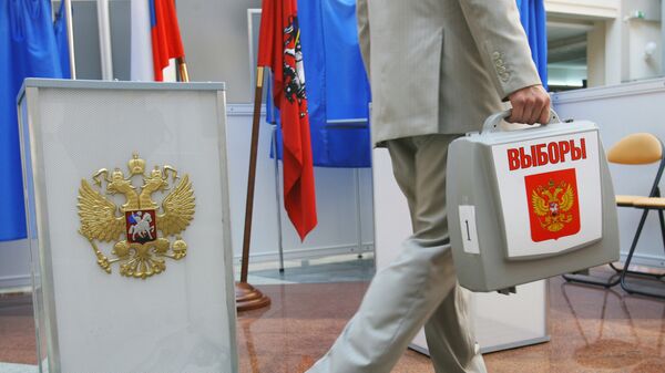 Избирательная урна для бюллетеней в здании ЦИК. Архив