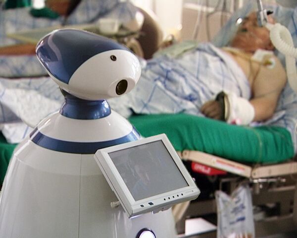Осмотр пациентов в режиме онлайн проводят с помощью робота в Москве
