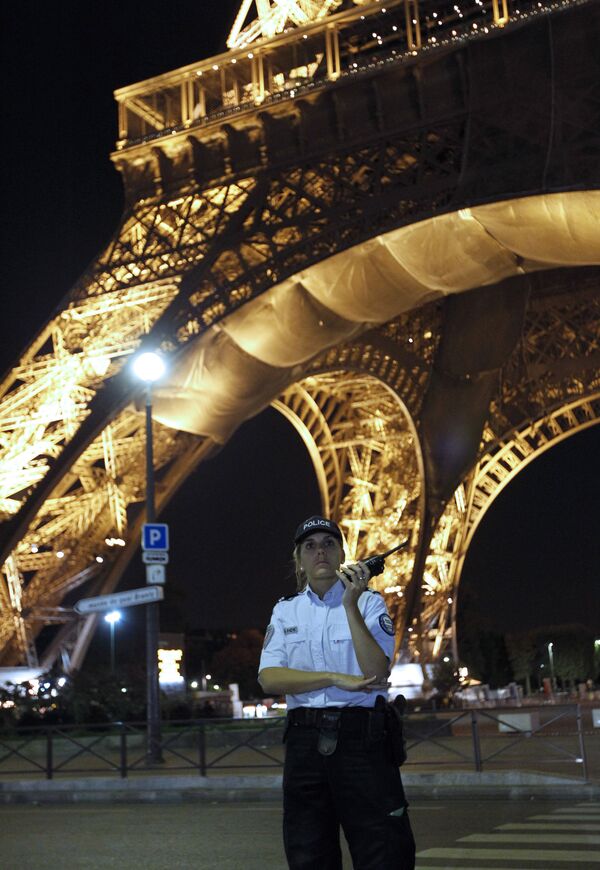 Две тысячи туристов были эвакуированы в Париже из-за угрозы взрыва
